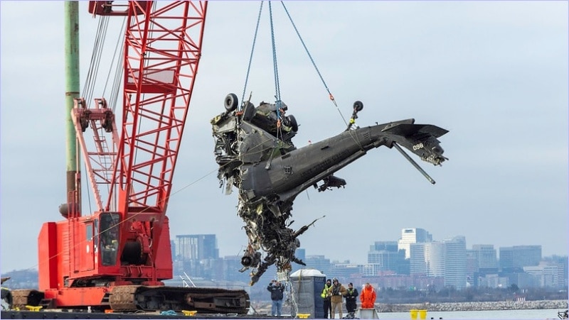Crane recovers wreckage of Army Black Hawk helicopter from Potomac River after January 2025 mid-air collision near Reagan National Airport