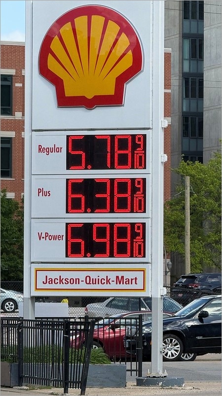 Gas pump at Shell station in Chicago West Loop showing $5.78 per gallon for regular gasoline during Iran war